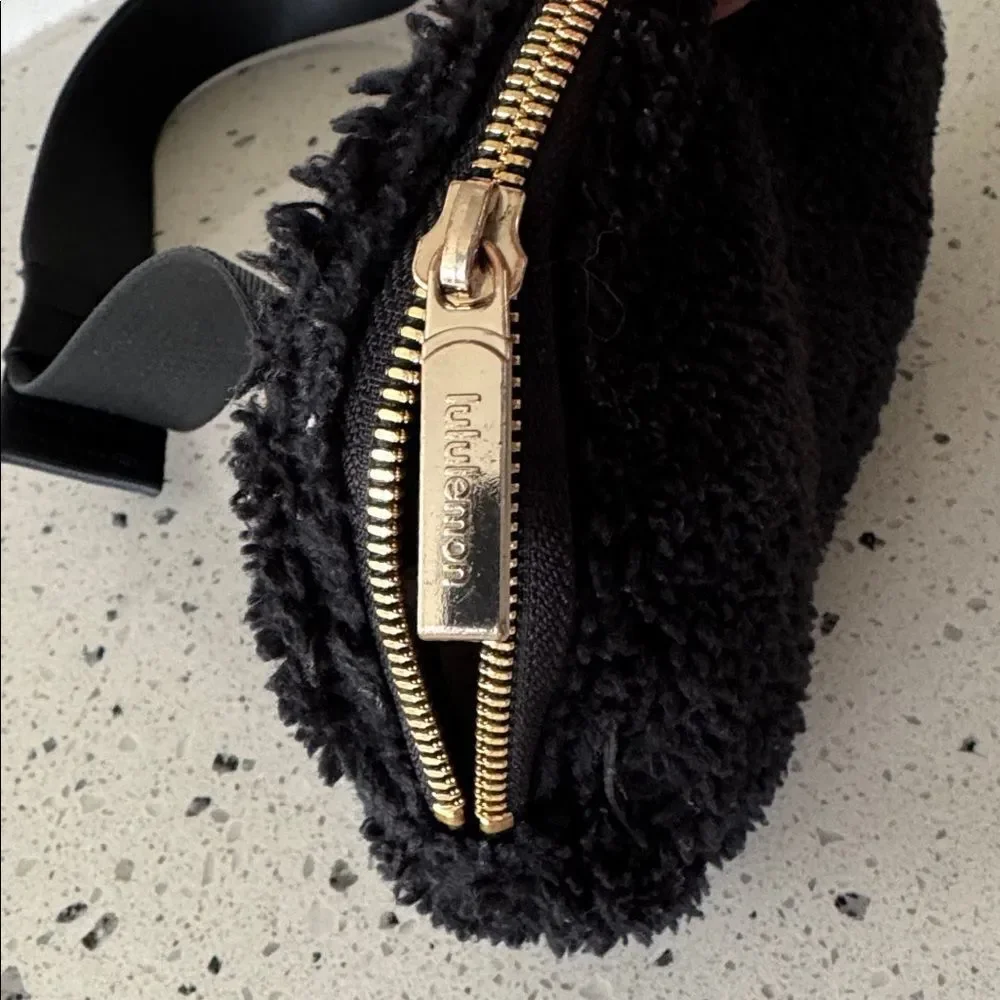 lululemon Everywhere Belt Bag Black Fleece Sherpa Gold Hardware Crossbody Casual